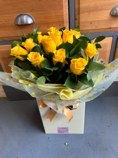 12 Yellow Roses Bouquet