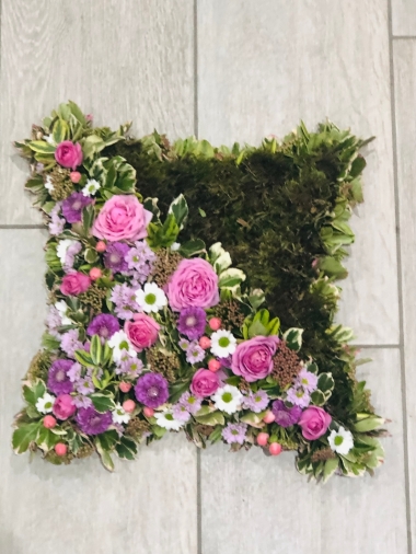 Floral cushion with moss